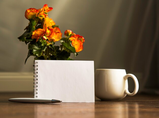 's ochtends kopje koffie met papieren notitieblok op houten tafel. ruimte kopiëren. planner-model.