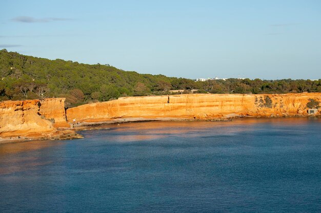 イビザのサ・カレタビーチ (Sa Caleta Beach) は赤っぽい岩と水晶のように澄んだ水で美しいビーチです