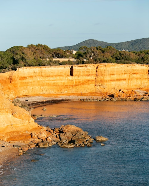 Sa Caleta strand in Ibiza Mooi strand met roodachtige rotsen en kristalhelder water op het eiland o