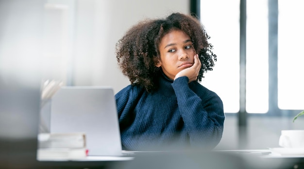 Saaie overwerkte en vermoeide vrouw met laptop bij opstartangst door deadline tijdsdrukcrisis