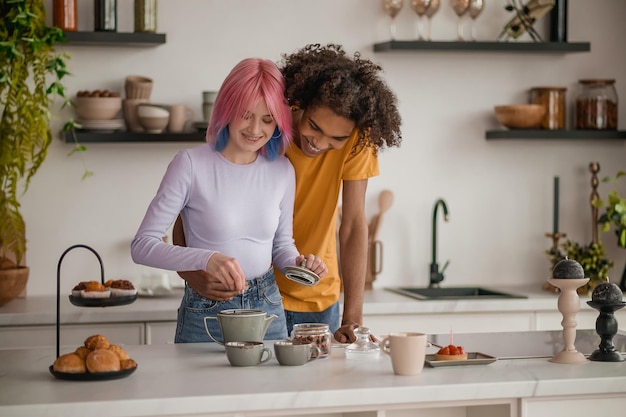 Foto saamhorigheid een stel dat thee maakt in de keuken