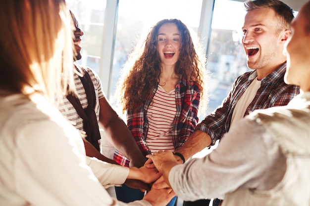 Foto saamhorigheid studenten hedendaagse verzameld lachend