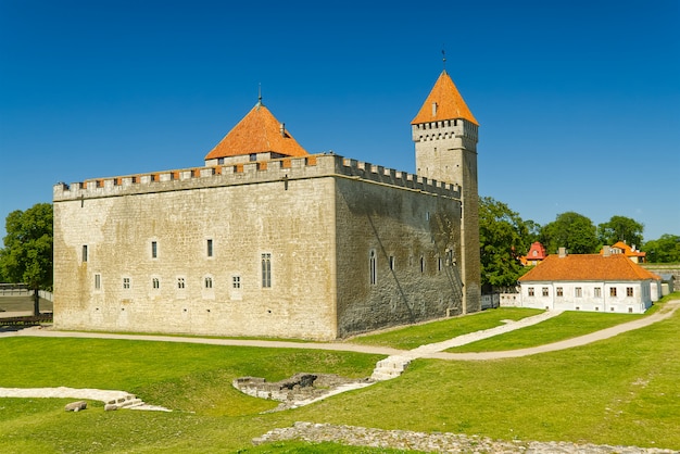 Castello dell'isola di saaremaa, estonia, castello del vescovo. le fortificazioni del castello episcopale di kuressaare nel giorno d'estate.