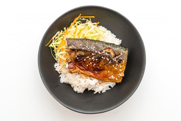 Pesce saba grigliato con salsa teriyaki su ciotola di riso sormontata