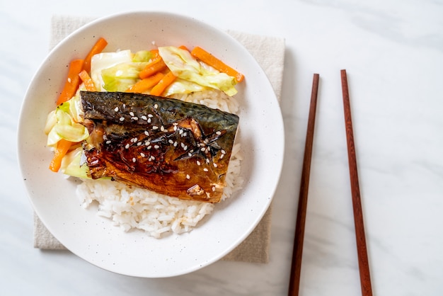 Pesce saba grigliato con salsa teriyaki su ciotola di riso sormontata