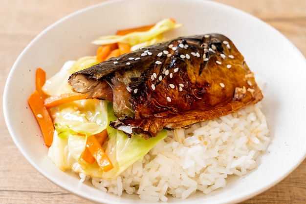 Pesce saba grigliato con salsa teriyaki su ciotola di riso sormontata