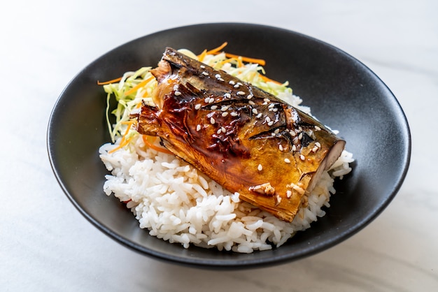 saba vis gegrild met teriyaki saus op gegarneerde rijstkom