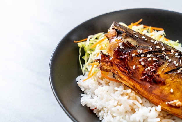 Saba vis gegrild met teriyaki saus op gegarneerde rijstkom