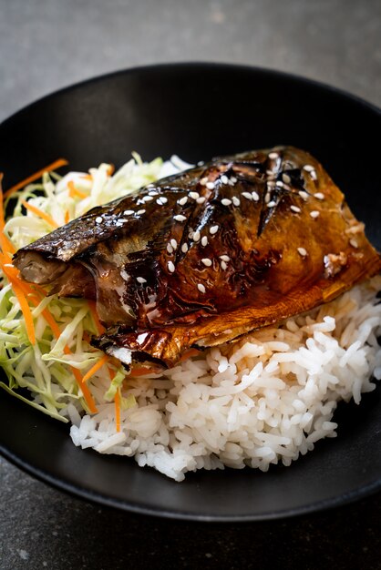 saba vis gegrild met teriyaki saus op gegarneerde rijstkom