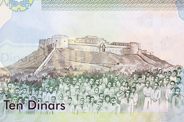 Крепость сабха и люди на старые ливийские деньги