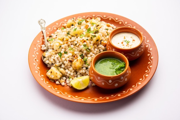 Photo sabudana khichadi an authentic dish from maharashtra made with sago seeds served with curd