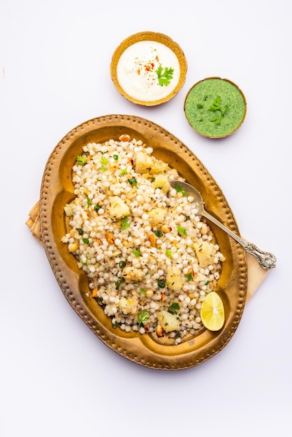 Photo sabudana khichadi an authentic dish from maharashtra made with sago seeds served with curd