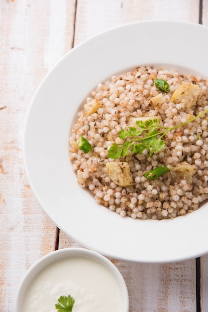 Sabudana Khichadi-サゴの種で作られたマハラシュトラの本格的な料理で、豆腐が添えられています