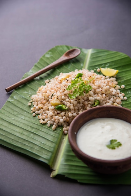 Sabudana Khichadi - 사고 씨앗으로 만든 마하라슈트라의 정통 요리, 두부와 함께 제공