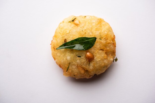 Sabudana wada orÃÂÃÂ vada also known as Sago Fritters in india served with coconut chutney, Fasting food