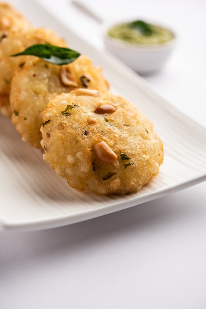 Sabudana wada orÃƒÂ‚Ã‚Â vada ook bekend als Sago Fritters in india, geserveerd met kokoschutney, vasten