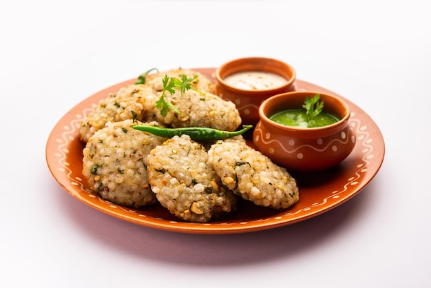 Photo sabudana wada or shabudana vada called in india made from sago and served with chutney