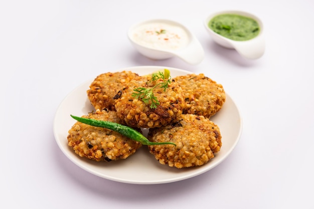 Photo sabudana wada or shabudana vada called in india made from sago and served with chutney