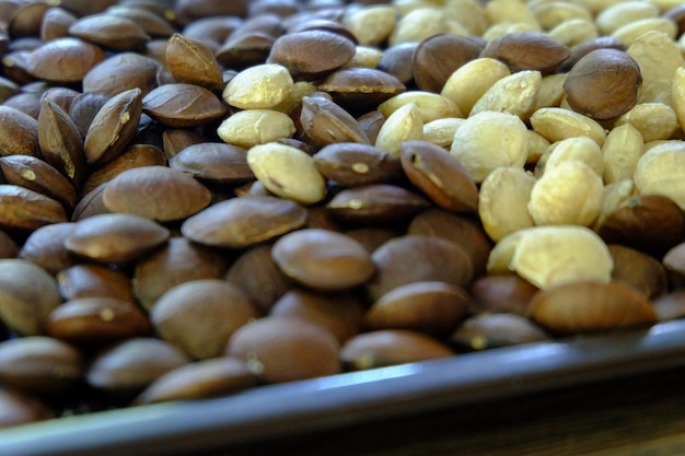 Photo sacha inchi peanuts or inca seeds on a tray