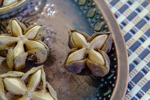 Photo sacha inchi peanuts or inca seeds on a tray