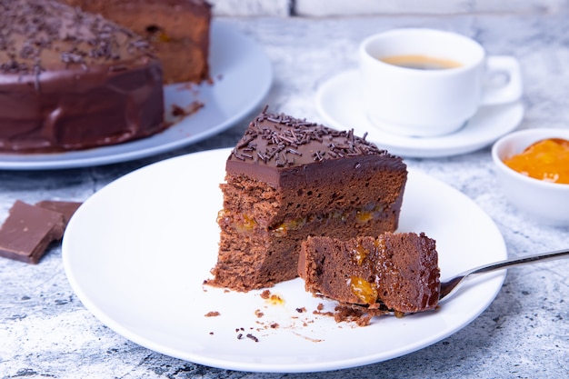 Sacher cake. Traditioneel Oostenrijks chocoladedessert. Zelfgemaakt bakken.