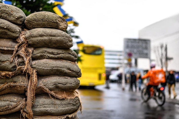 チェックポイント・チャーリーでの、ホップオンホップオフ観光バスに対する砂の入った袋 冷戦の象徴である東西ベルリンの交差点