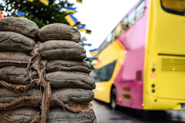 Foto sacchi di sabbia al checkpoint charlie contro l'autobus turistico hopon hopoff il punto di passaggio tra
