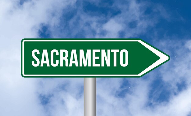 Segno stradale di sacramento sullo sfondo del cielo