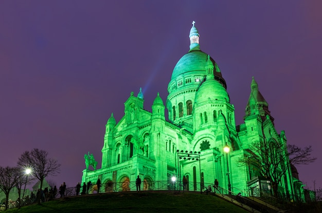 Foto sacre coeur in montmartre, parijs in de nacht