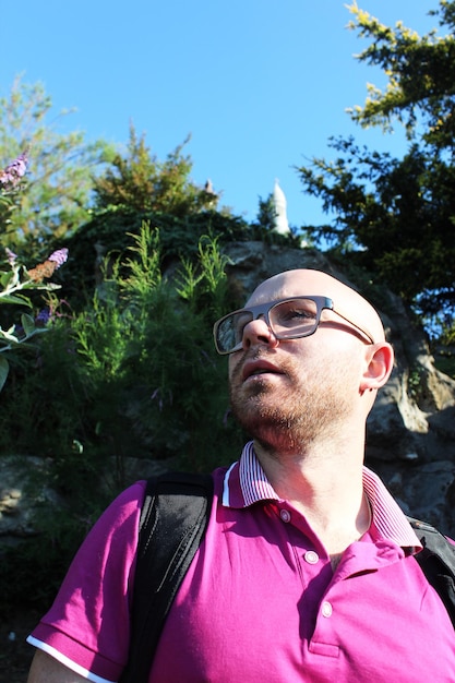 Sacre Coeur kathedraal in Montmartre Parijs Frankrijk jonge man op een vroege ochtend in Parijs