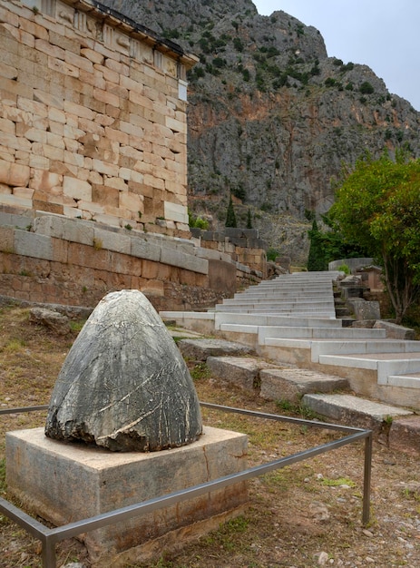 ギリシャのデルファイの古代の複合体にある地球の神聖な石オンパロスへそ