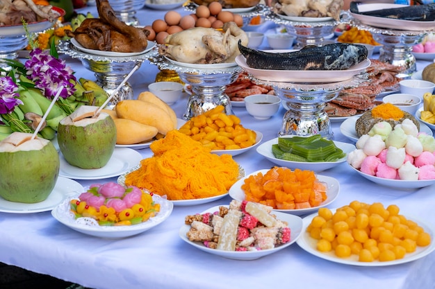 태국 방콕에서 신에게 기도하고 조상을 기리기 위해 제물을 바치는 음식. 확대. 태국 문화의 신을 위한 음식, 야채, 과일을 신에게 바치는 전통 제물