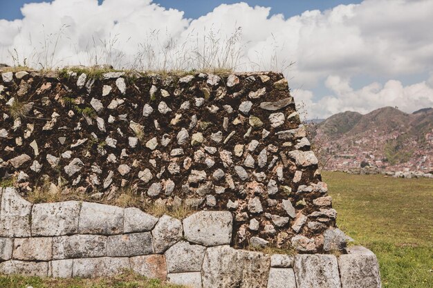 クスコペルーまたは石の壁の背景にサクサイワマン要塞