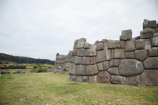 Photo sacsayhuamn a ceremonial temple used by the incas located north of the city of cuzco peru