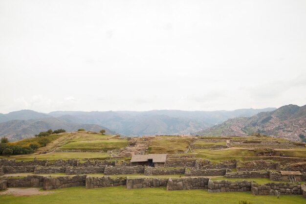 Photo sacsayhuamn a ceremonial temple used by the incas located north of the city of cuzco peru