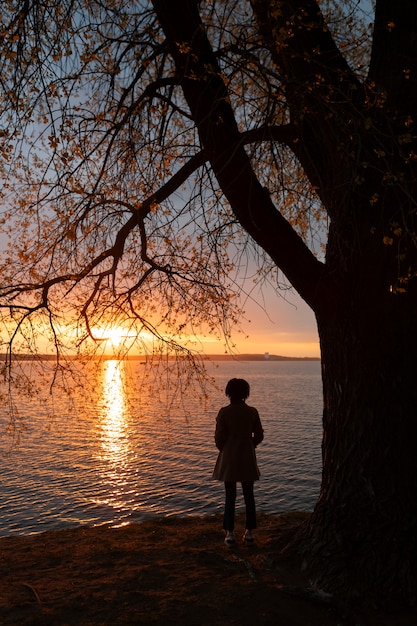 写真 湖の近くの悲しくて瞑想的な人