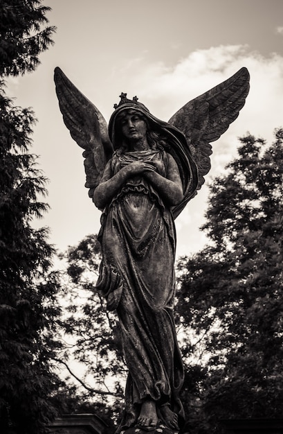 Foto scultura di angelo triste nel vecchio cimitero