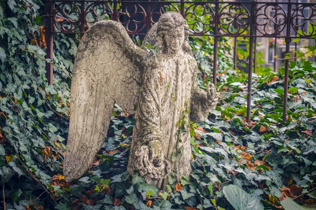 Photo sad angel a statue near the church in kutna hora sedlec ossuary czech kostnice in sedci