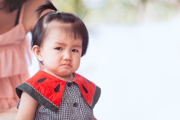 泣いて怒っている悲しいアジアの赤ちゃんの女の子