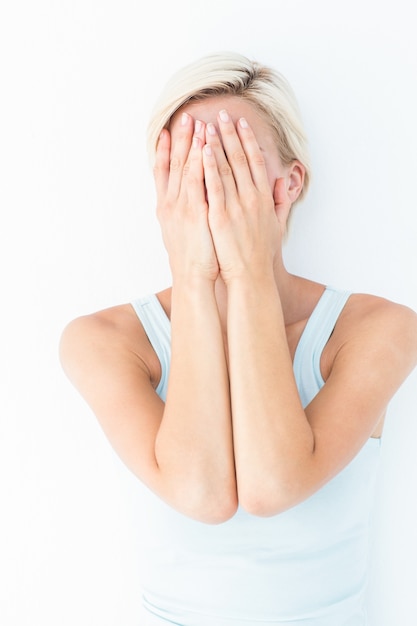 Foto triste donna bionda con la testa sulle mani