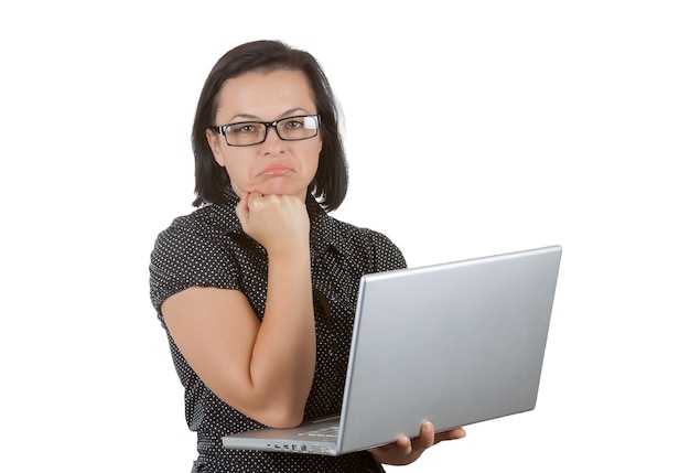 Грустная деловая женщина в очках работает на ноутбуке на белом фоне
