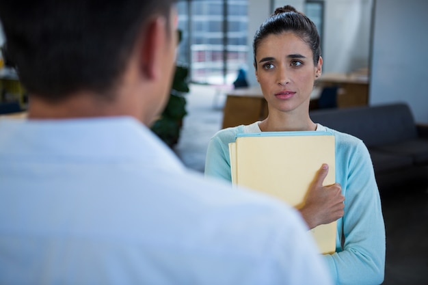 Photo sad businesswoman standing with document