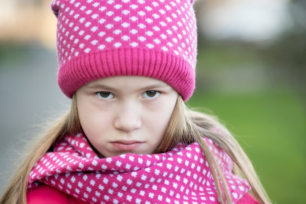 따뜻한 니트 겨울 옷 야외에서 슬픈 아이 소녀.