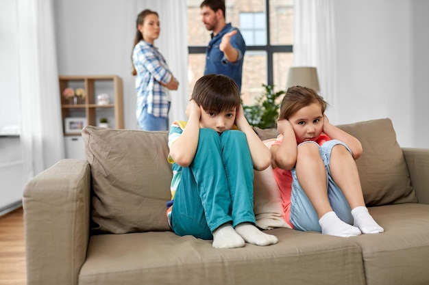 悲しい子供と家で喧する親