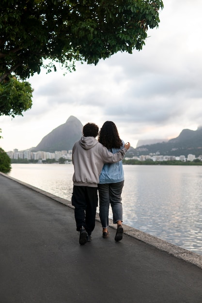 Foto coppia triste e contemplativa accanto al lago