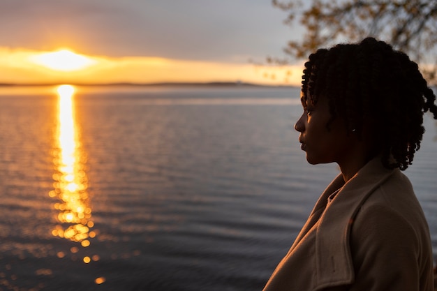 Photo sad and contemplative person near lake