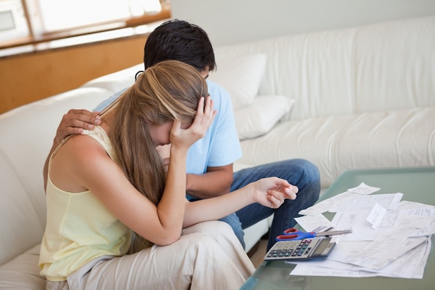 Photo sad couple in financial trouble