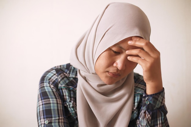 悲しい 落ち込んだ 不安 アジアのイスラム教徒の女性 悪いことを考え ストレスを感じ 疲れ果てています