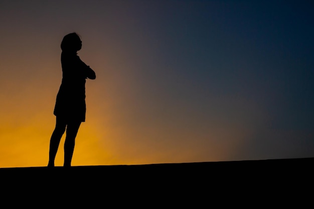 Foto donna triste e depressa seduta alonexdxa