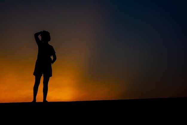 Photo sad and depressed woman sitting alonexdxa